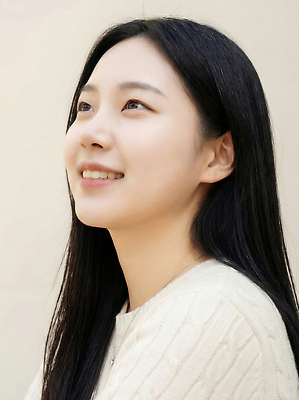 JPG 편집이미지 긴머리 시선 여자 행복 얼굴 조명 실내 표정 미소 사람 촬영 관찰 밝은색 의료성형뷰티 편집실사 AI인물포토 AI콘텐츠 헤어스타일 감정 모션 내부 신체부위 CG 파일형식 AI포토