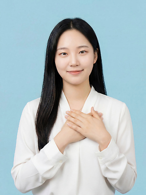 JPG 편집이미지 손 여자 감정 백그라운드 상의 표정 서기 미소 파란색 촬영 마음 가슴 의료성형뷰티 편집실사 AI인물포토 AI콘텐츠 옷 컬러 모션 사람 신체부위 CG 파일형식 AI포토