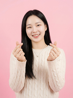 JPG 편집이미지 손 커플 여자 분홍색 백그라운드 손가락 표정 사랑 미소 친구 하트 즐거움 소통 의료성형뷰티 스타일 편집실사 AI인물포토 AI콘텐츠 모양 감정 컬러 컨셉 관계 사람 신체부위 CG 파일형식 AI포토