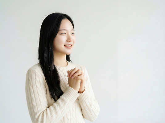 JPG 편집이미지 손 여자 벽 조명 표정 미소 공간 방 흰색 분위기 의료성형뷰티 편집실사 AI인물포토 AI콘텐츠 컬러 컨셉 사람 신체부위 CG 파일형식 AI포토