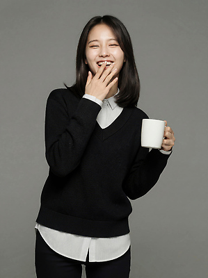 JPG 편집이미지 손 여자 커피 포즈 백그라운드 셔츠 미소 웃음 일상 컵 검은색 카페 흰색 스웨터 즐거움 의료성형뷰티 편집실사 AI인물포토 AI콘텐츠 식기 감정 음료 컬러 상의 표정 사람 라이프 신체부위 상점 CG 파일형식 AI포토