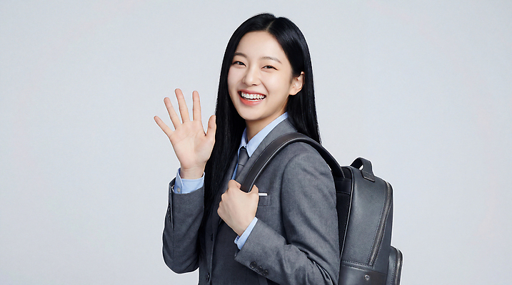 JPG 편집이미지 학생 여자 교복 백그라운드 가방 모션 청소년 고등학생 미소 웃음 정장 친구 카메라 표현 단순화된 손흔들기 의료성형뷰티 편집실사 AI인물포토 AI콘텐츠 잡화 옷 관계 표정 사람 전자제품 CG 파일형식 AI포토