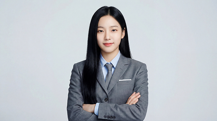 JPG 편집이미지 여자 교복 포즈 백그라운드 회사 비즈니스 고등학생 직장 정장 회색 자신감 결과 전문 의료성형뷰티 편집실사 AI인물포토 AI콘텐츠 학생 옷 감정 컬러 컨셉 청소년 사람 CG 파일형식 AI포토