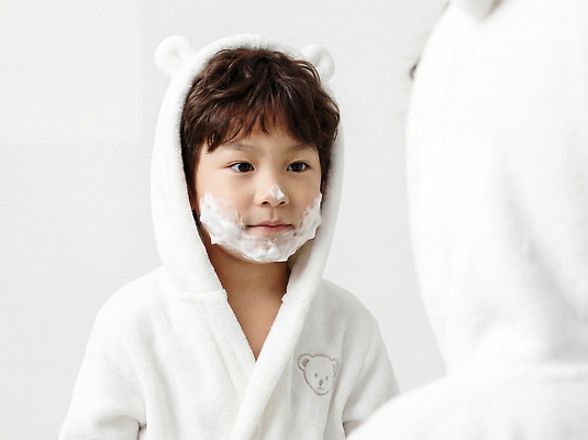 JPG 편집이미지 어린이 아침 위생용품 목욕 거품 거울 욕실 목욕가운 세수 집중 비누 어린이용품 의료성형뷰티 편집실사 AI인물포토 AI콘텐츠 주간 생활용품 컨셉 사람 청결 가운 CG 오브젝트 파일형식 AI포토