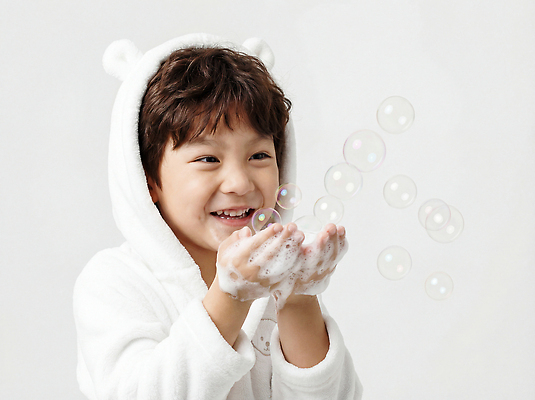 JPG 편집이미지 손 어린이 백그라운드 놀이 웃음 소년 일상 장난감 거품 흰색 방울 아기 목욕가운 피부 즐거움 비누 의료성형뷰티 편집실사 AI인물포토 AI콘텐츠 남자 감정 컬러 표정 사람 라이프 신체부위 장식 위생용품 가운 CG 파일형식 AI포토