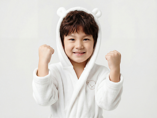 JPG 편집이미지 옷 행복 어린이 포즈 털 실내 웃음 소년 귀여움 주먹 목욕가운 털옷 의료성형뷰티 편집실사 AI인물포토 AI콘텐츠 남자 감정 컨셉 모션 표정 사람 내부 가운 CG 파일형식 AI포토