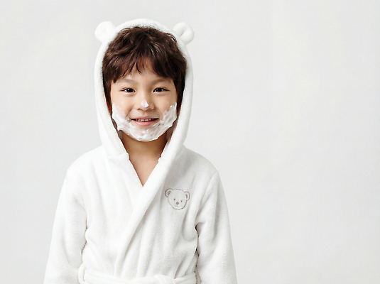 JPG 편집이미지 감정 어린이 백그라운드 모션 아침 표정 미소 웃음 목욕 거품 흰색 목욕가운 세수 즐거움 화장실 의료성형뷰티 편집실사 AI인물포토 AI콘텐츠 주간 컬러 사람 청결 가운 CG 파일형식 AI포토