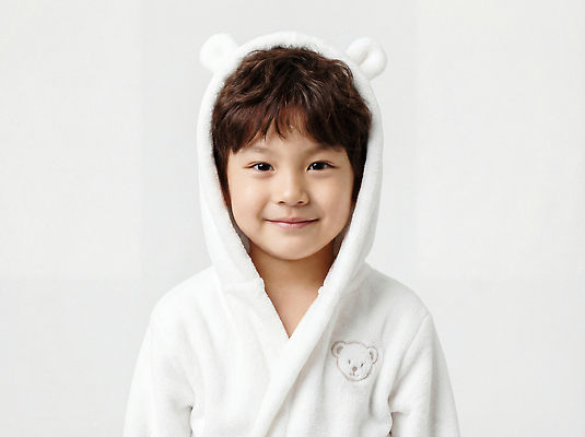JPG 편집이미지 어린이 포즈 표정 밝음 웃음 소년 일상 카메라 귀여움 흰색 아기 목욕가운 편안함 룩 의료성형뷰티 편집실사 AI인물포토 AI콘텐츠 남자 컬러 컨셉 사람 라이프 전자제품 가운 감각 CG 파일형식 AI포토