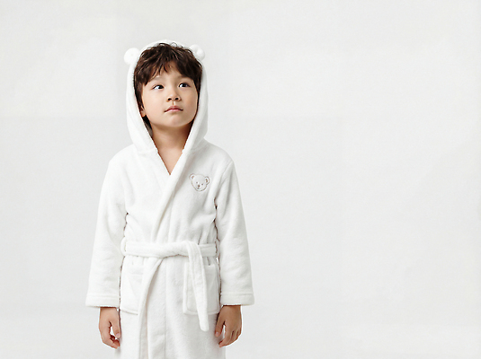 JPG 편집이미지 옷 얼굴 어린이 아침 실내 귀여움 방 흰색 목욕가운 오후 의료성형뷰티 편집실사 AI인물포토 AI콘텐츠 주간 컬러 컨셉 사람 내부 신체부위 가운 CG 파일형식 AI포토