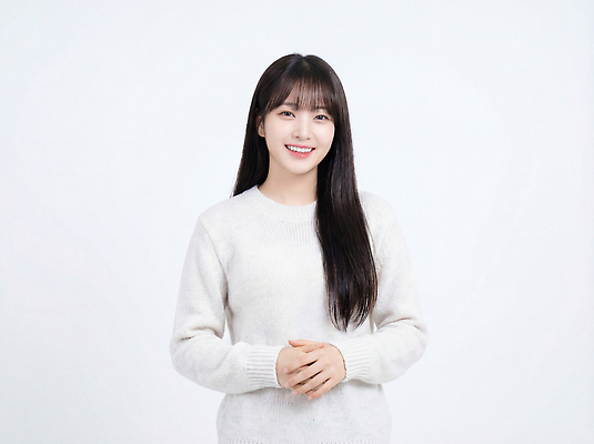 JPG 편집이미지 긴머리 손 여자 감정 모션 표정 서기 웃음 회색 스웨터 주목 의료성형뷰티 편집실사 AI인물포토 AI콘텐츠 헤어스타일 컬러 상의 사람 신체부위 CG 파일형식 AI포토