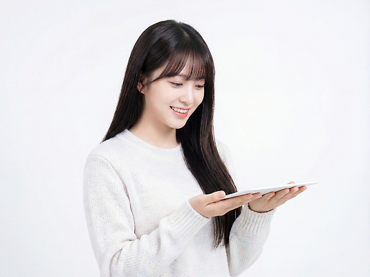 JPG 편집이미지 손 여자 감정 모션 기술 실내 미소 사람 전자제품 태블릿 스크린 흰색 스웨터 주목 의료성형뷰티 편집실사 AI인물포토 AI콘텐츠 컬러 상의 표정 내부 신체부위 스마트기기 CG 파일형식 AI포토