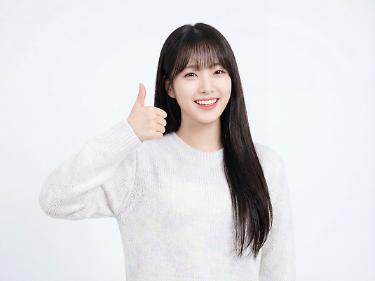 JPG 편집이미지 여자 얼굴 포즈 백그라운드 손가락 한국 실내 미소 웃음 흰색 분위기 스웨터 브이 의료성형뷰티 편집실사 AI인물포토 AI콘텐츠 손 아시아 컬러 컨셉 상의 표정 사람 손짓 내부 신체부위 CG 파일형식 AI포토