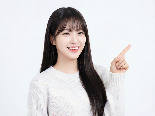 JPG 편집이미지 여자 행복 포즈 백그라운드 손가락 모션 표정 밝음 미소 머리 흰색 가리킴 스웨터 의료성형뷰티 편집실사 AI인물포토 AI콘텐츠 손 감정 컬러 상의 사람 손짓 신체부위 CG 파일형식 AI포토