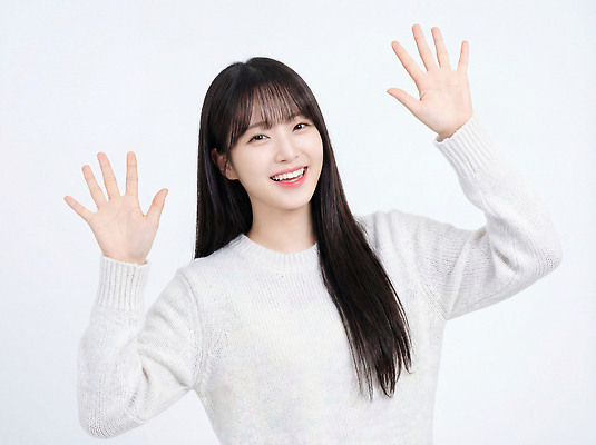 JPG 주간 모델 편집이미지 손 여자 행복 모션 표정 웃음 손짓 친구 카메라 촬영 인사 소통 의료성형뷰티 편집실사 AI인물포토 AI콘텐츠 자연요소 감정 컨셉 관계 사람 신체부위 전자제품 예절 CG 파일형식 AI포토