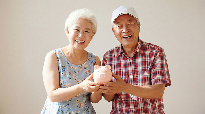 JPG 편집이미지 노년 행복 돈 가족 함께함 손잡이 사랑 웃음 노부부 저축 돼지저금통 연령 즐거움 의료성형뷰티 편집실사 AI인물포토 AI콘텐츠 부부 감정 컨셉 관계 표정 성인 금융 저금통 재산 CG 파일형식 AI포토