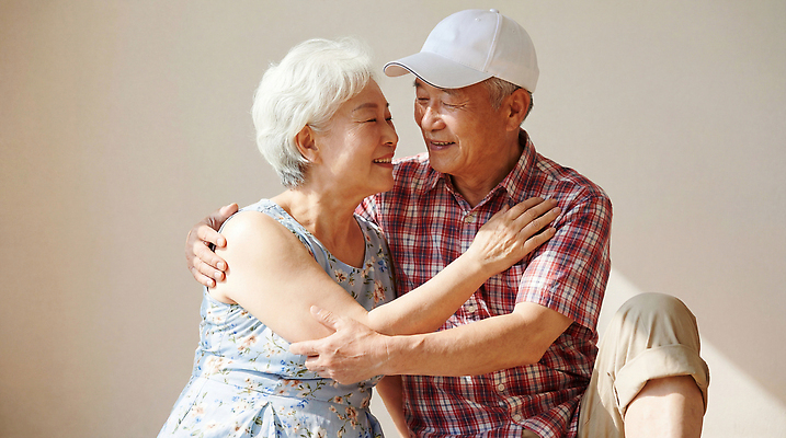 JPG 편집이미지 노년 행복 감정 관계 포옹 대화 사랑 미소 노부부 기쁨 마음 세대 이해 의료성형뷰티 편집실사 AI인물포토 AI콘텐츠 부부 안기 표정 말하기 성인 CG 파일형식 AI포토