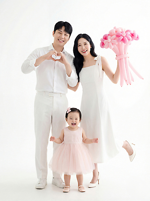 JPG 편집이미지 기념일 어린이 꽃다발 가족 엄마 함께함 표정 사랑 웃음 아빠 즐거움 가족사진 풍선 흰옷 순간 의료성형뷰티 편집실사 AI인물포토 AI콘텐츠 옷 꽃 감정 컨셉 관계 사람 이벤트 CG 파일형식 단체사진 AI포토