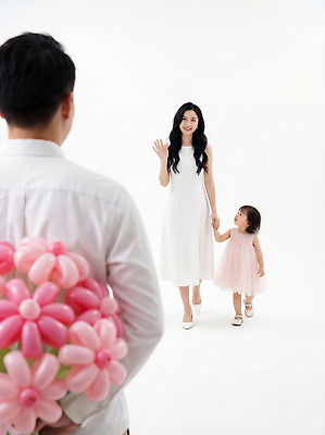 JPG 편집이미지 행복 어린이 꽃다발 가족 엄마 사랑 웃음 손잡기 사진촬영 촬영 만남 인사 아빠 가족사진 일과 풍선 의료성형뷰티 편집실사 AI인물포토 AI콘텐츠 꽃 감정 컨셉 관계 모션 표정 사람 예절 CG 파일형식 단체사진 AI포토