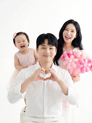 JPG 편집이미지 행복 어린이 결혼 가족 엄마 사랑 미소 부모 장난감 아기 아빠 가족사진 풍선 공동체 순간 의료성형뷰티 편집실사 AI인물포토 AI콘텐츠 감정 관계 표정 사람 이벤트 CG 파일형식 단체사진 AI포토