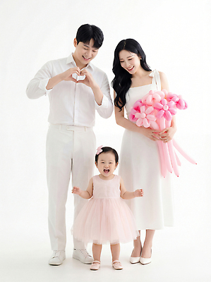 JPG 편집이미지 드레스 행복 어린이 분홍색 가족 사랑 웃음 일상 부모 촬영 기쁨 하트 가족사진 순간 의료성형뷰티 편집실사 AI인물포토 AI콘텐츠 모양 옷 감정 컬러 관계 표정 사람 라이프 CG 파일형식 단체사진 AI포토