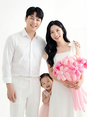 JPG 편집이미지 부부 행복 감정 어린이 꽃다발 가족 함께함 사랑 웃음 귀여움 육아 즐거움 가족사진 풍선 의료성형뷰티 편집실사 AI인물포토 AI콘텐츠 커플 꽃 컨셉 관계 표정 사람 CG 파일형식 단체사진 AI포토