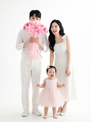 JPG 편집이미지 딸 행복 가족 실내 사랑 웃음 부모 사진촬영 아기 가족사진 세대 기념사진 의료성형뷰티 편집실사 AI인물포토 AI콘텐츠 감정 관계 표정 사람 내부 촬영 CG 파일형식 단체사진 AI포토