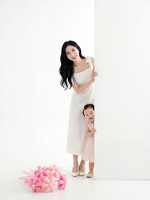 JPG 편집이미지 드레스 원피스 딸 행복 어린이 분홍색 컬러 백그라운드 가족 놀이 엄마 표정 사랑 웃음 흰색 가족사진 의료성형뷰티 편집실사 AI인물포토 AI콘텐츠 옷 감정 관계 사람 CG 파일형식 단체사진 AI포토