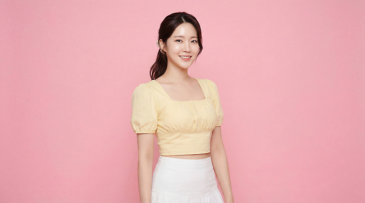 JPG 편집이미지 긴머리 옷 여자 패션 분홍색 백그라운드 모션 생머리 표정 미소 노란색 단순화된 의료성형뷰티 스타일 편집실사 AI인물포토 AI콘텐츠 헤어스타일 컬러 사람 CG 파일형식 AI포토