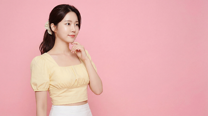 JPG 편집이미지 손 옷 여자 감정 얼굴 분홍색 포즈 백그라운드 상의 생각 노란색 머리 턱 의료성형뷰티 스타일 편집실사 AI인물포토 AI콘텐츠 컬러 사람 신체부위 CG 파일형식 AI포토