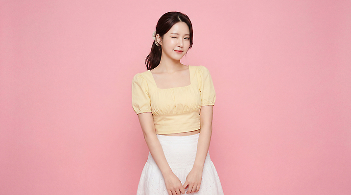 JPG 편집이미지 헤어스타일 손 여자 감정 분홍색 포즈 백그라운드 상의 표정 밝음 웃음 노란색 의료성형뷰티 스타일 편집실사 AI인물포토 AI콘텐츠 옷 컬러 사람 신체부위 CG 파일형식 AI포토