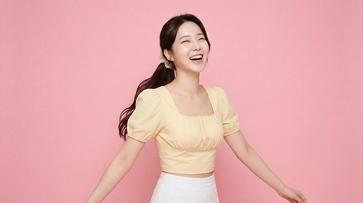 JPG 편집이미지 여자 패션 감정 분홍색 백그라운드 모션 표정 밝음 웃음 소녀 상반신 에너지 시간 즐거움 순간 의료성형뷰티 편집실사 AI인물포토 AI콘텐츠 어린이 컬러 사람 CG 파일형식 AI포토