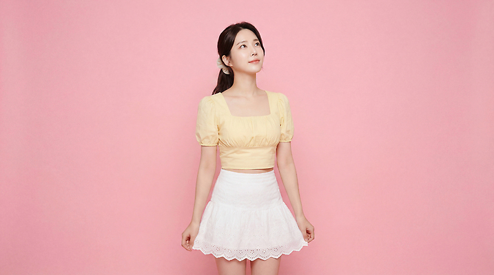 JPG 편집이미지 여자 패션 행복 포즈 표정 소녀 일상 청춘 사진촬영 주말 의료성형뷰티 스타일 분홍색배경 편집실사 AI인물포토 AI콘텐츠 감정 어린이 분홍색 백그라운드 컨셉 사람 라이프 촬영 CG 파일형식 AI포토