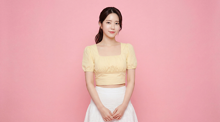 JPG 편집이미지 옷 여자 패션 얼굴 분홍색 포즈 백그라운드 미소 치마 노란색 카메라 촬영 흰색 의료성형뷰티 스타일 편집실사 AI인물포토 AI콘텐츠 컬러 하의 표정 사람 신체부위 전자제품 CG 파일형식 AI포토