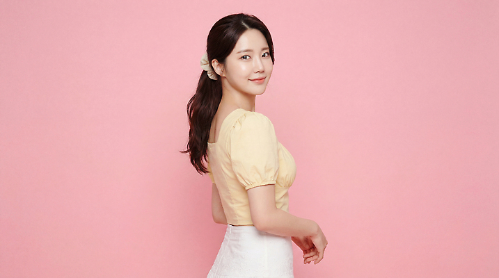 JPG 편집이미지 여자 패션 분홍색 포즈 백그라운드 상의 미소 사람 촬영 머리띠 부드러움 단순화된 의료성형뷰티 스타일 편집실사 AI인물포토 AI콘텐츠 옷 컬러 장신구 표정 감각 CG 파일형식 AI포토