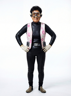 자연요소 직업 옷 꽃 무늬 한국 외투 전문직 CG 파일형식 AI포토 수중 탐사 과학 실험 사람 잠수복 조끼 물 작업 준비 장비 잠수부 바다 연구원 꽃무늬 편집이미지 편집실사 JPG 의료성형뷰티 제주도 해녀 AI콘텐츠 AI인물포토