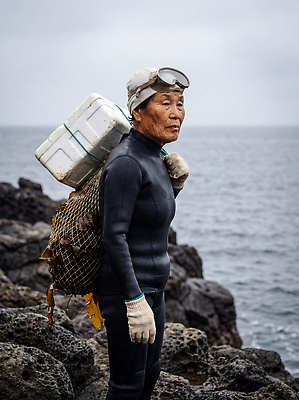 직업 옷 산업 장갑 한국 사람 시골 해양식물 전문직 CG 고무 파일형식 AI포토 잠수부 바다 작업복 고무장갑 어촌 여자 제주도 해조류 어업 소득 편집이미지 편집실사 JPG 의료성형뷰티 해녀 AI콘텐츠 AI인물포토