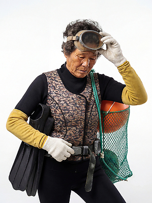 동물 직업 스포츠 어패류 연체동물 한국 사람 수중동물 수상스포츠 CG 수영용품 파일형식 AI포토 수영 수집 바다 여자 장비 준비 조개 수중 물안경 꼴뚜기 네트 어류 곤충 편집이미지 편집실사 JPG 의료성형뷰티 제주도 해녀 AI콘텐츠 AI인물포토