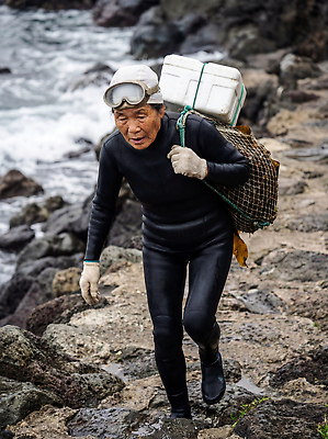JPG 편집이미지 전통 파도 바다 배낭 해변 일상 농작물 제주도 작업 어부 해산물 기수 해녀 돌길 의료성형뷰티 편집실사 AI인물포토 AI콘텐츠 직업 길 농업 가방 한국 라이프 CG 파일형식 AI포토
