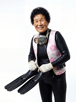 직업 옷 한국 사람 성인 CG 파일형식 AI포토 해녀 수영복 오리발 바다 전통 작업 수중 해산물 여자 노년 습관 도구 작업복 준비 편집이미지 편집실사 JPG 의료성형뷰티 제주도 AI콘텐츠 AI인물포토