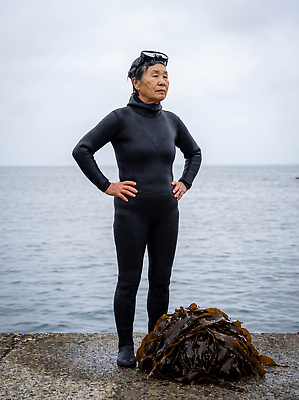 JPG 편집이미지 노년 수영복 바다 자연 해변 제주도 수중 작업 스노클링 해조류 수집 준비 해녀 의료성형뷰티 편집실사 AI인물포토 AI콘텐츠 직업 옷 한국 성인 수상스포츠 해양식물 CG 생태계 파일형식 AI포토