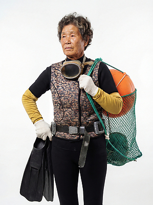 직업 옷 산업 바다 한국 사람 CG 파일형식 AI포토 해녀 잠수 어업 장비 운송업 준비 해변 작업 여자 전통 수중 작업복 편집이미지 편집실사 JPG 의료성형뷰티 제주도 AI콘텐츠 AI인물포토