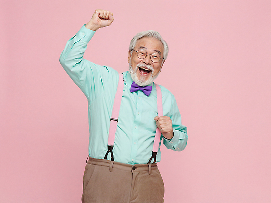 JPG 편집이미지 손 옷 행복 감정 할머니 분홍색 백그라운드 셔츠 넥타이 웃음 기쁨 주름 연령 즐거움 의료성형뷰티 부업 편집실사 AI인물포토 AI콘텐츠 잡화 여자 노년 컬러 상의 표정 신체부위 CG 파일형식 AI포토