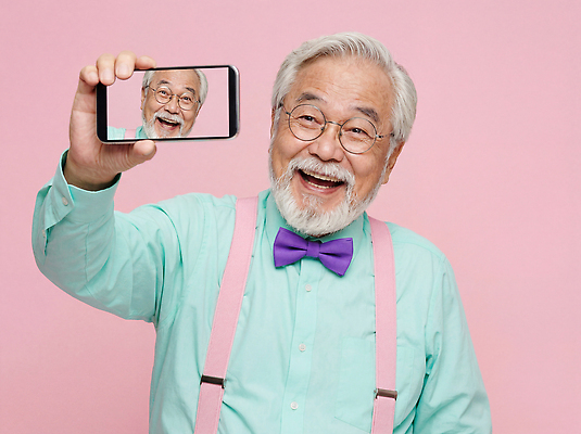 JPG 편집이미지 옷 할아버지 분홍색 백그라운드 나비넥타이 기술 웃음 스마트폰 핸드폰 놀람 기쁨 셀프카메라 즐거움 소통 의료성형뷰티 부업 편집실사 AI인물포토 AI콘텐츠 노년 남자 감정 컬러 컨셉 넥타이 표정 전자제품 스마트기기 사진촬영 CG 파일형식 AI포토