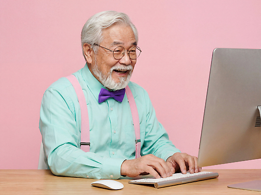 잡화 노년 남자 컬러 비즈니스 표정 성인 전자제품 CG 파일형식 AI포토 할아버지 컴퓨터 웃음 키보드 멜빵 초록색 분홍색 백그라운드 사람 장신구 사무실 기술 요양원 편집이미지 편집실사 JPG 의료성형뷰티 부업 AI콘텐츠 AI인물포토