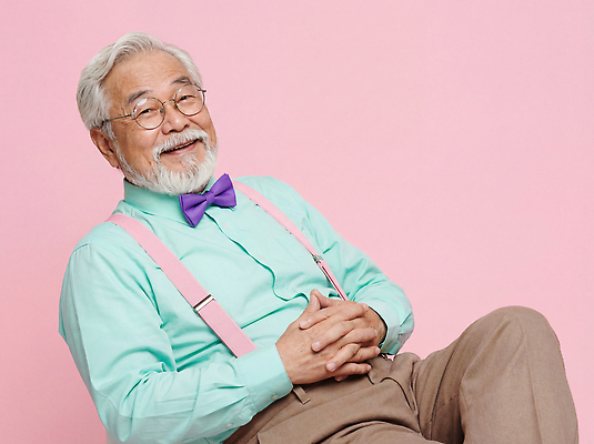 감정 컬러 상의 모션 넥타이 표정 사람 성인 감각 CG 파일형식 AI포토 노년 미소 분홍색 백그라운드 민트색 셔츠 보라색 나비넥타이 편안함 포즈 팔짱 앉기 남자 행복 웃음 편집이미지 편집실사 JPG 의료성형뷰티 부업 AI콘텐츠 AI인물포토