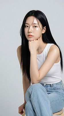 JPG 모델 편집이미지 긴머리 패션 백그라운드 생각 표정 앉기 머리 탑 촬영 흰색 청바지 턱 단순화된 의료성형뷰티 스타일 편집실사 AI인물포토 AI콘텐츠 헤어스타일 건축물 컬러 바지 모션 신체부위 CG 파일형식 AI포토