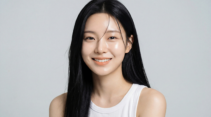 헤어스타일 감정 표정 사람 신체부위 전자제품 CG 파일형식 AI포토 여자 미소 카메라 긴머리 백그라운드 촬영 표현 얼굴 행복 포즈 스타일 패션 편집이미지 편집실사 JPG 의료성형뷰티 AI콘텐츠 AI인물포토