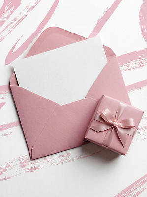 JPG 편집이미지 디자인 리본 종이 분홍색 백그라운드 포장 문구용품 봉투 선물 장식 상자 축하 메시지 배송 편지지 오브젝트 편집실사 AI컴퓨터그래픽 AI콘텐츠 컬러 컨셉 편지 CG 파일형식