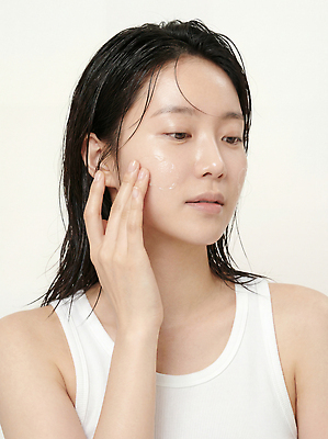 컨셉 사람 신체부위 뷰티 청결 화장품 CG 파일형식 AI포토 스킨케어 피부 세수 상품 손 얼굴 관리 여자 방 집중 클렌징 세럼 편집이미지 편집실사 JPG 의료성형뷰티 피부관리 AI콘텐츠 AI인물포토