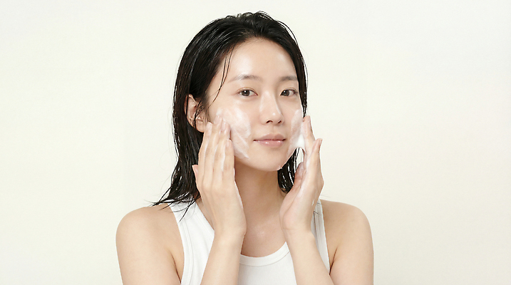 컨셉 사람 신체부위 뷰티 청결 CG 세안용품 파일형식 AI포토 여자 스킨케어 세안제 피부관리 얼굴 화장품 화장 깨끗함 세수 피부 편집이미지 편집실사 JPG 의료성형뷰티 AI콘텐츠 AI인물포토